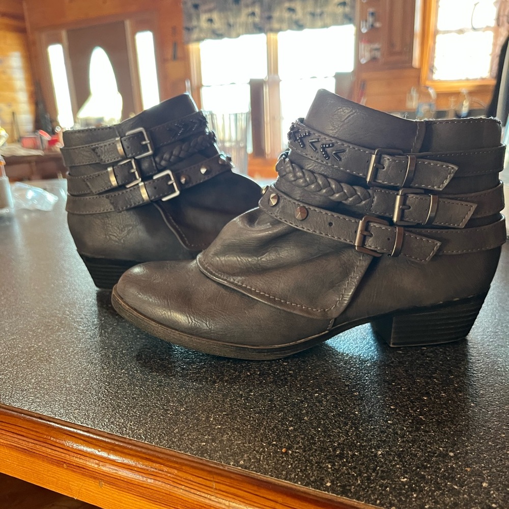 EUC CUTE RAMPAGE ANKLE BOOTIES SIZE 8